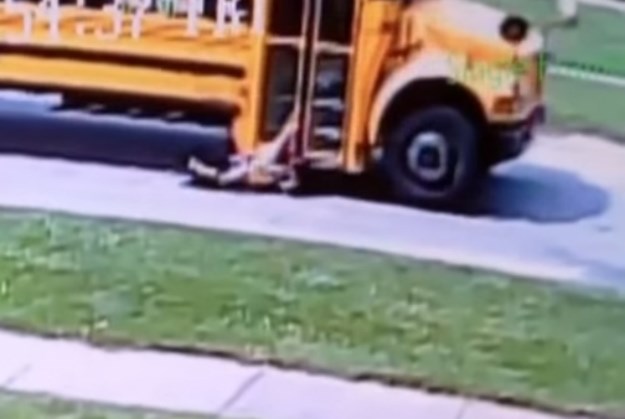Vrata autobusa zarobila osnovnoškolku, školski autobus vukao ju je po cesti 30 metara
